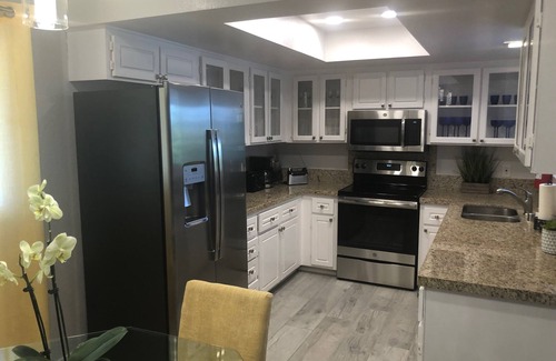 Palm Springs Condominio | Private charming upper level 2 bed/2 bath cozzy condo