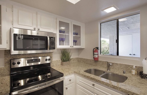 Palm Springs Condominio | Private charming upper level 2 bed/2 bath cozzy condo