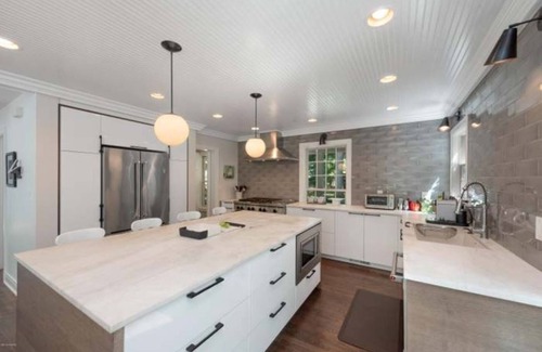 Harbert Casa | ¡NUEVO LISTADO! Cherry Beach Pool House con gran piscina climatizada y bañera de hidromasaje.