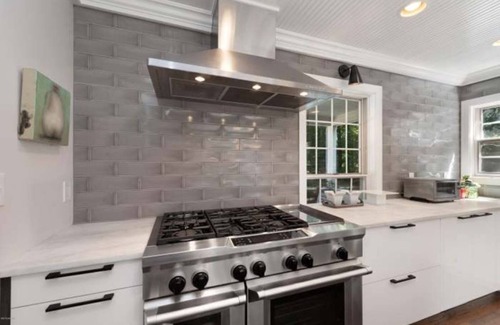 Harbert Casa | ¡NUEVO LISTADO! Cherry Beach Pool House con gran piscina climatizada y bañera de hidromasaje.