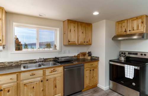 Bay City Casa | Private Coastal Cottage w/via -Near Rockaway Beach!