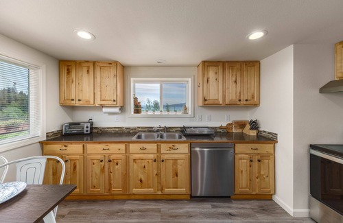 Bay City Casa | Private Coastal Cottage w/via -Near Rockaway Beach!