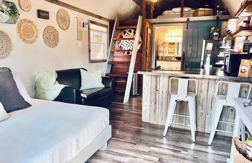 Jones Mills Cabina | Private & Cozy cabin with Hot Tub-Coffee Bar-Cowboy Pool