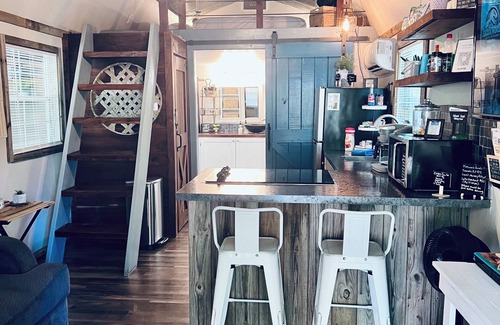 Jones Mills Cabina | Private & Cozy cabin with Hot Tub-Coffee Bar-Cowboy Pool