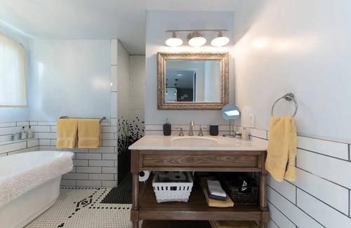 North Redondo Casa | Private, cozy guesthouse with full kitchen and bath and nice garden with seating
