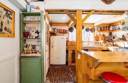 Edgewood Cabina | Private Creekside Oasis - hot tub,hiking,breweries!