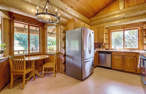 Arlington Heights Cabina | Dog-Friendly Arlington Cabin w/ Private Hot Tub!