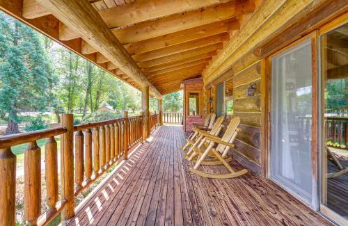 Arlington Heights Casa | Private Deck Dog-Friendly Arlington Cabin