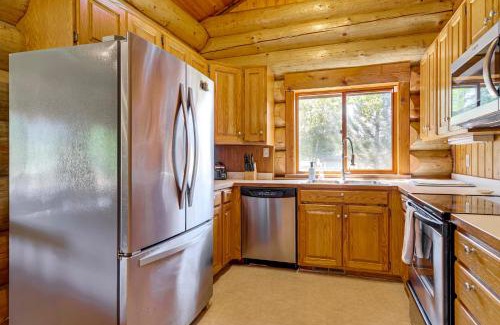 Arlington Heights Casa | Private Deck Dog-Friendly Arlington Cabin