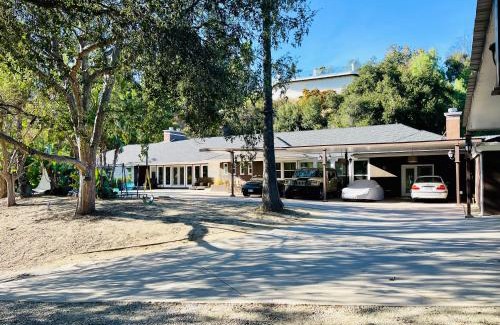 Encino Otro | Private Entry Glamping Cabin Tent View Pool Big Estate Oasis Garden Extra Fee 4 Guest Clea-ning Pet FEMALE ONLY INSIDE SHARED SPACES