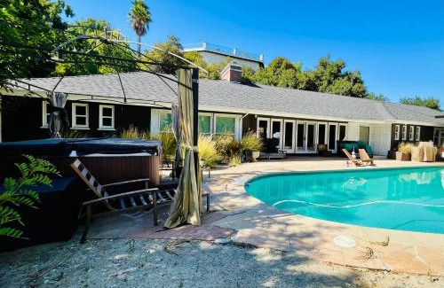 Encino Otro | Private Entry Glamping Cabin Tent View Pool Big Estate Oasis Garden Extra Fee 4 Guest Clea-ning Pet FEMALE ONLY INSIDE SHARED SPACES