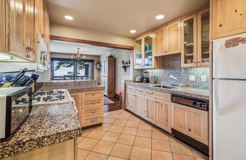 Tahoe City Condominio | Unidad preciosa forestal Lakeview Corner Condo
