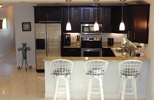 Naples Park Casa | Piscina de lujo privada, café de la mañana en el porche delantero, fácil paseo a la playa