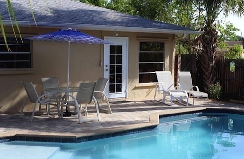 Naples Park Casa | Piscina de lujo privada, café de la mañana en el porche delantero, fácil paseo a la playa