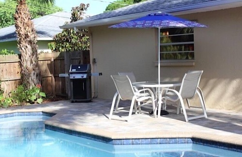 Naples Park Casa | Piscina de lujo privada, café de la mañana en el porche delantero, fácil paseo a la playa