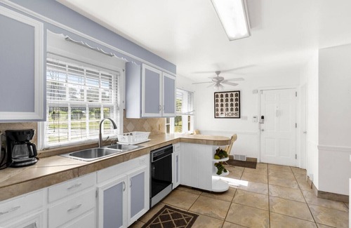 Youngstown Casa | Private Fenced Yard King Bed Grill Fireplace