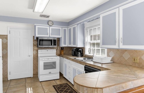 Youngstown Casa | Private Fenced Yard King Bed Grill Fireplace