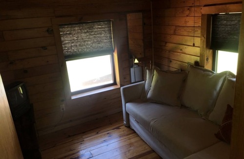 Mountain Home Cabina | Private fishing cabin on White River with hiking trails nearby