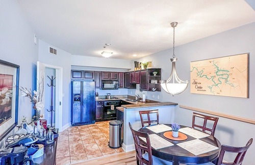 Lake Ozark Condominio | Private Four Season Condo (2BED/2BATH/2 Balconies-Pool, Hottub, Golf, Spa, Marina-6PP)