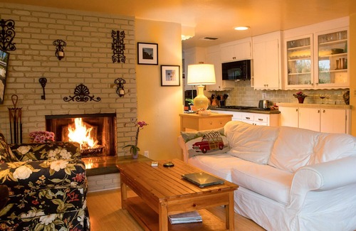 Valley Village Casa | Casa con jardín privado con gran piscina de agua salada, oficina tranquila, chimenea, etc.