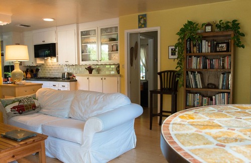 Valley Village Casa | Casa con jardín privado con gran piscina de agua salada, oficina tranquila, chimenea, etc.