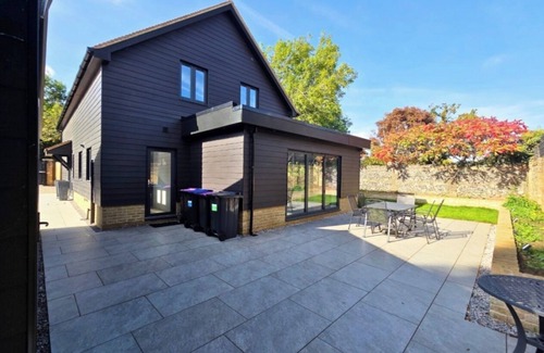 Great Amwell Casa | Private gated 5-bedroom home in stunning village location.