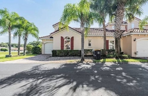 Hillcrest Estates Apartamento | Private gated pool home oasis near to Disney