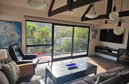 Picton Casa | Private Getaway for 2 Surrounded by Native Bush