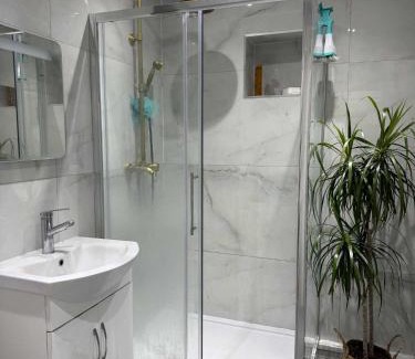 High Wycombe Casa | Private guest suite inside a family home with own entrance, kitchen, and bathroom