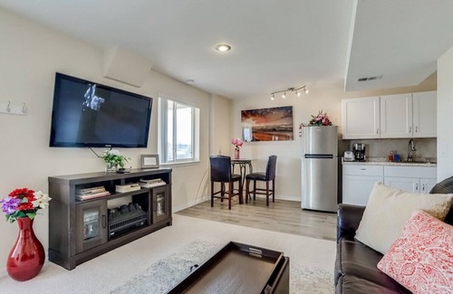 Centennial Casa | Suite Rocky Mountain con impresionantes vistas al patio.