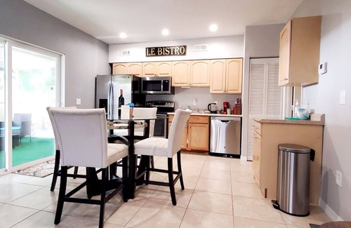 Bee Ridge Casa | Private Guesthouse w/ King Bed, Putting Green, Covered Patio