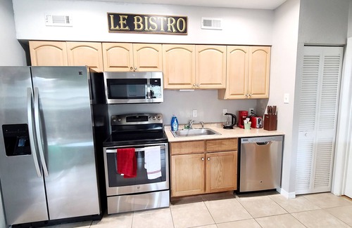 Bee Ridge Casa | Private Guesthouse w/ King Bed, Putting Green, Covered Patio