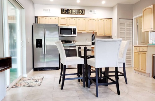 Bee Ridge Casa | Private Guesthouse w/ King Bed, Putting Green, Covered Patio