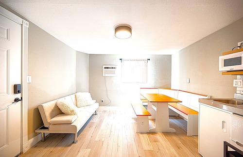 Paradise Apartamento | Private Guestroom/Studio Unit In Southeast Las Vegas with WiFi, AC and King Bed.