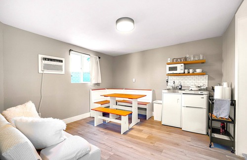 Paradise Apartamento | Private Guestroom/Studio Unit In Southeast Las Vegas with WiFi, AC and King Bed.