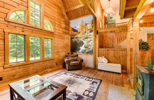South Butler Casa | Private Hannibal Cabin with Sauna and Hot Tub!