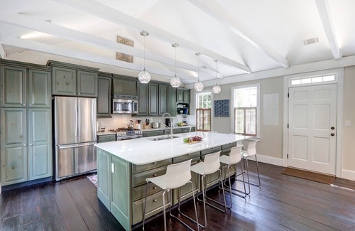 Historic District - North Casa | The Jewelbox: A Historic Savannah Cottage - Piscina y estacionamiento