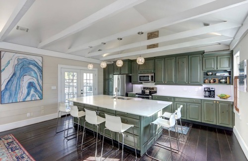 Historic District - North Casa | The Jewelbox: A Historic Savannah Cottage - Piscina y estacionamiento