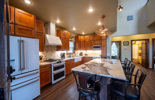 Eureka Springs Casa | 3 Bedroom, Private Hiking Trails 10 Mins to Eureka