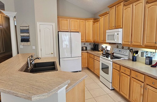 St. Augustine Casa | Private home-Large screened lanai-BBQ- sleeps 8-easy walk to pool!