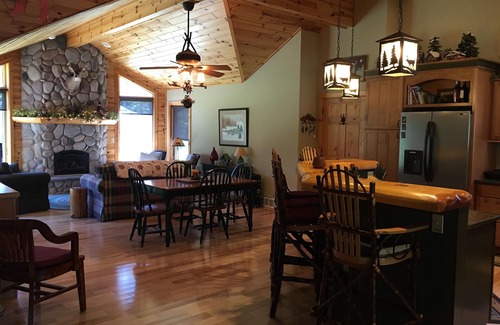 Alanson Casa | Casa grande en 20 acres de bosque cerca del lago Burt y el río Indian