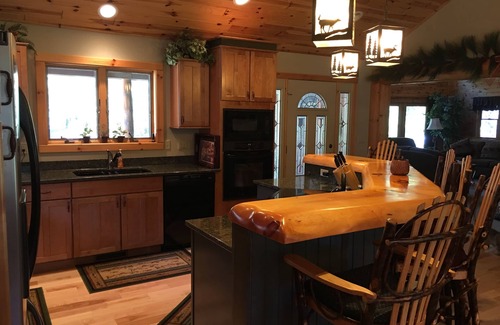 Alanson Casa | Casa grande en 20 acres de bosque cerca del lago Burt y el río Indian