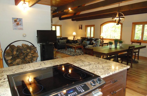 Ludlow Casa | Casa privada en Okemo w / HOT TUB. Caminar a la pista de esquí o conducir 2 minutos a la base de alojamiento