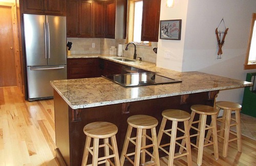 Ludlow Casa | Casa privada en Okemo w / HOT TUB. Caminar a la pista de esquí o conducir 2 minutos a la base de alojamiento