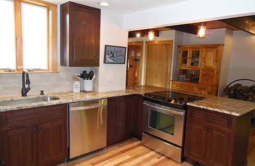 Ludlow Casa | Casa privada en Okemo w / HOT TUB. Caminar a la pista de esquí o conducir 2 minutos a la base de alojamiento