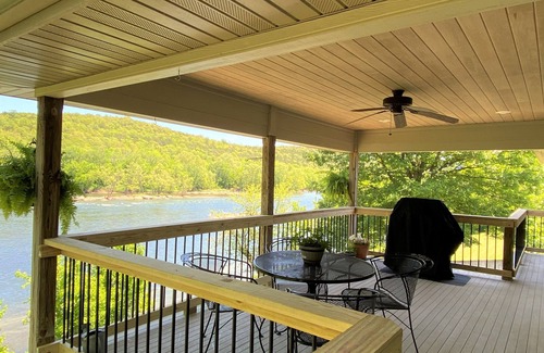 Buffalo City Casa | Private home on the bank of the White River