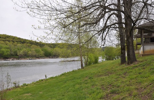 Buffalo City Casa | Private home on the bank of the White River