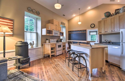 Wrightsville Cabaña | Private Hot Tub at Cozy Wrightsville Cottage!