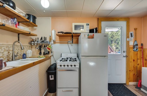 Drake Cabina | Private Hot Tub & Deck: Romantic Getaway in Drake