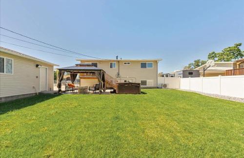 White City Casa | Private Hot Tub Patio Half Basketball Court